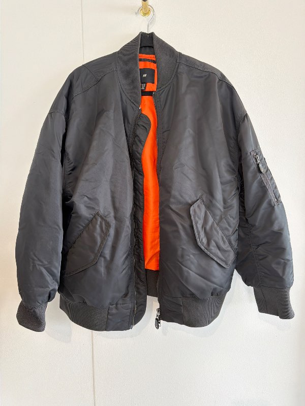 Svartur bomber jakki