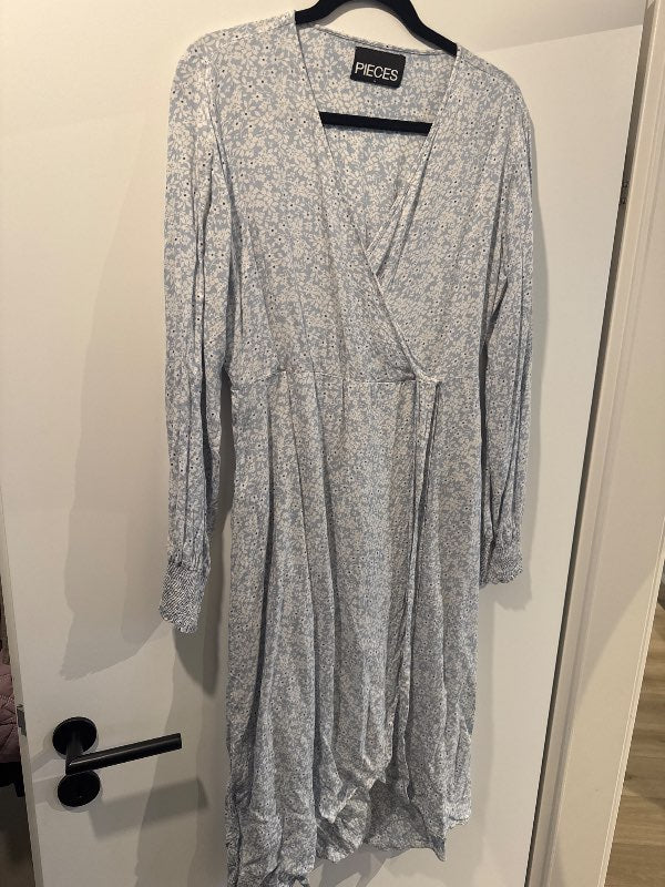 T blár blómakjóll Pieces