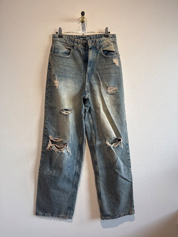 Jeans with holes