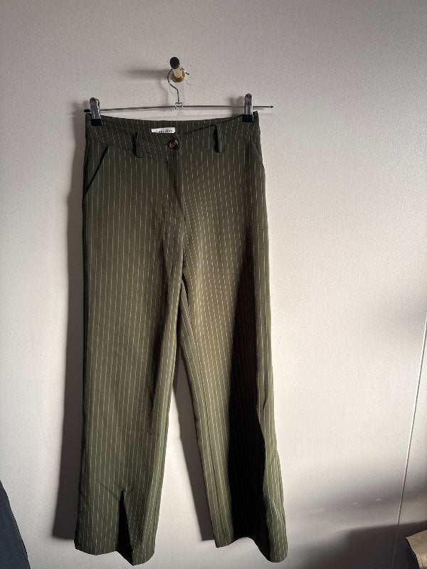 Venderbys buxur grænar