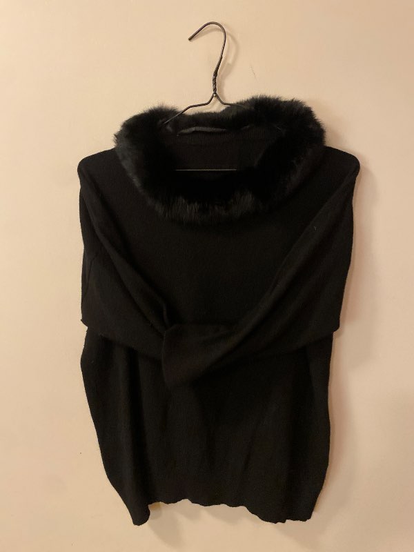 Svört peysa skinnkragi