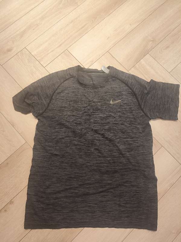 Grár Nike bolur