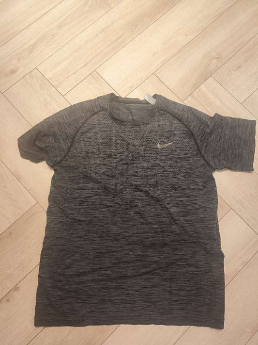 Grár Nike bolur