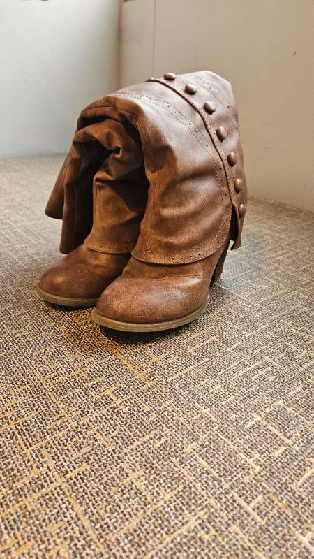 Brún há stígvél