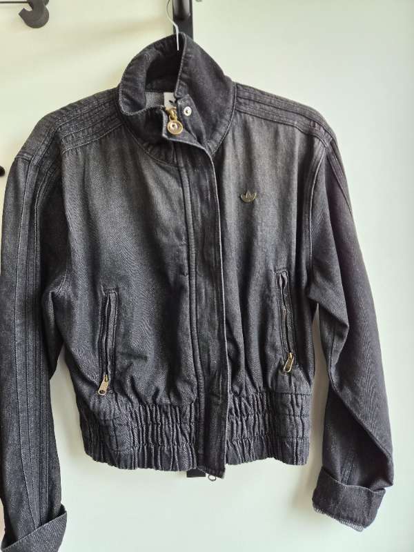 Adidas stuttur gallajakki svartur