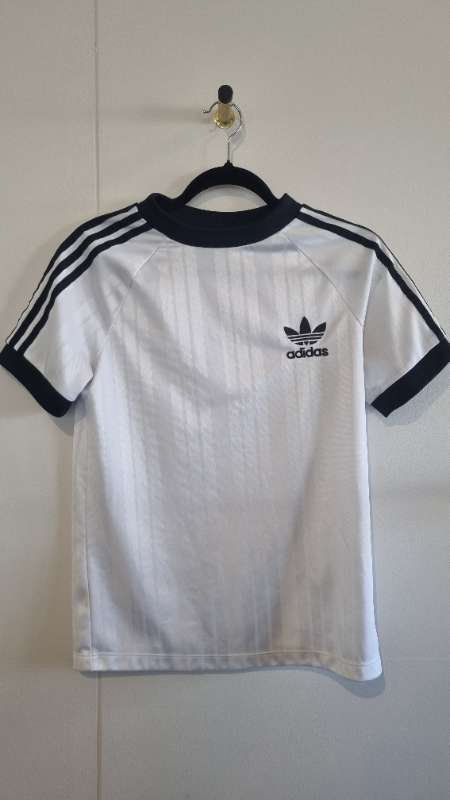 Hvítur Adidas bolur