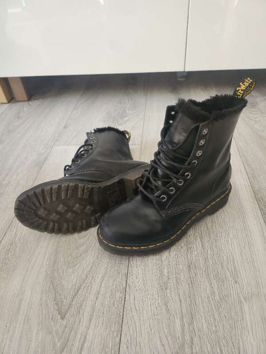 Dr. Martens fóðraðir svartir 1460 Serena