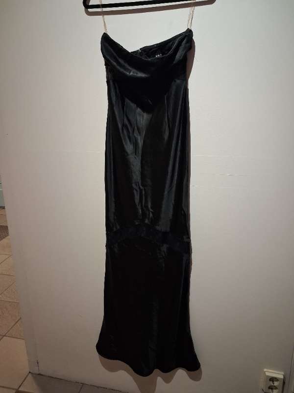 F& P svartur kjóll með blúndubekk