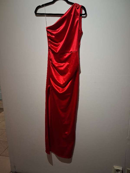 Uptown Rauður satínkjóll með klauf