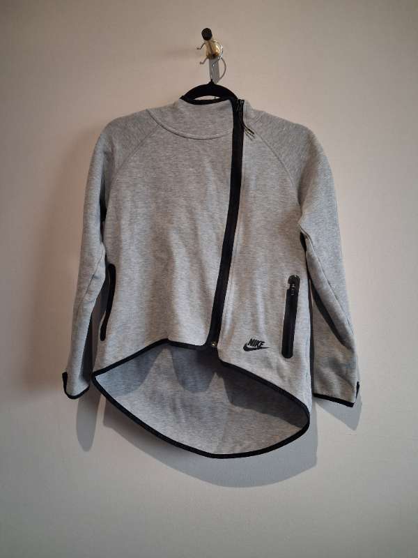 Nike grá hettupeysa