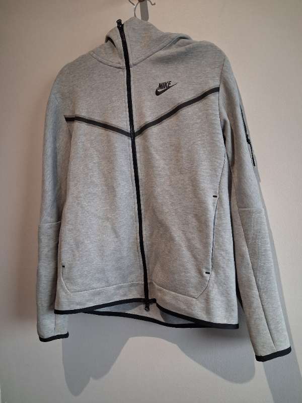 Nike grá fleece hettupeysa