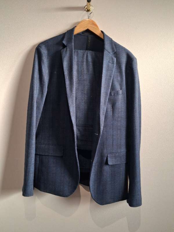 Dark blue pin-striped Lindbergh suit. Barely used.