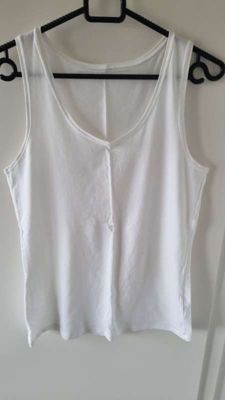 Ermalaus hvítur bolur ónot