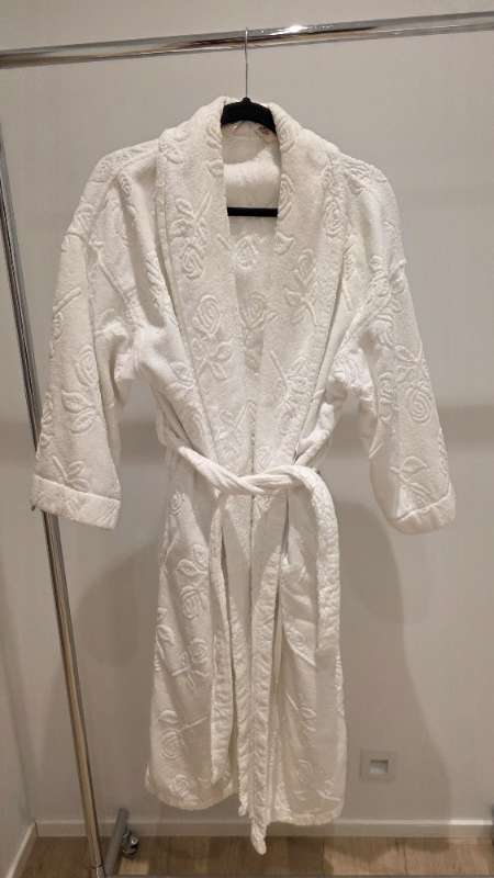 Hvítur djúsý baðsloppur