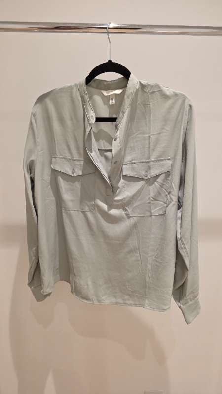 Fölgræn blússa stutt L