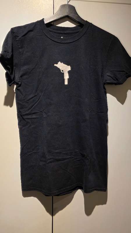 Black tshirt gun