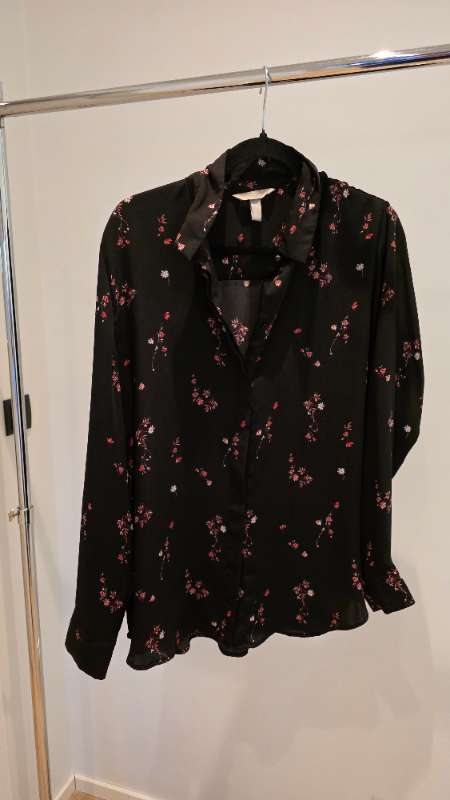 Svört blómamunstruð blússa 40