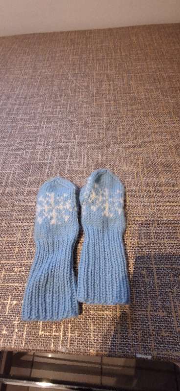 Kids boue knitted gloves
