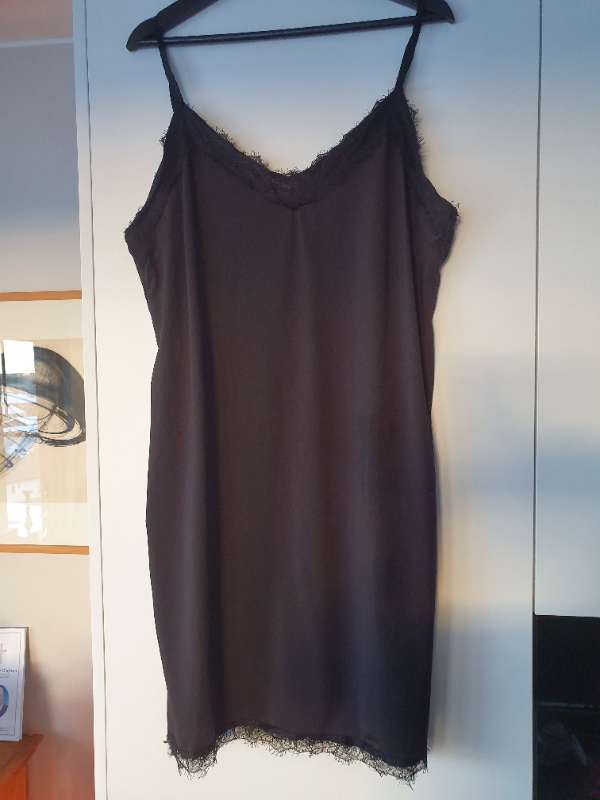 B. Undirkjóll m/ blúndu