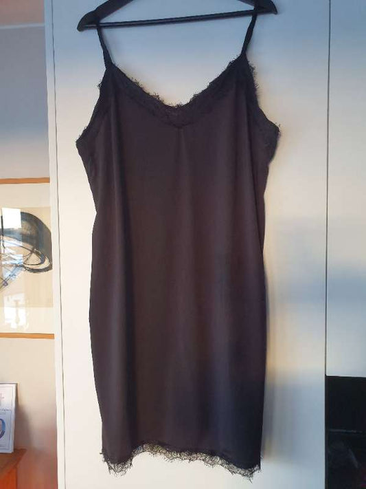 B. Undirkjóll m/ blúndu