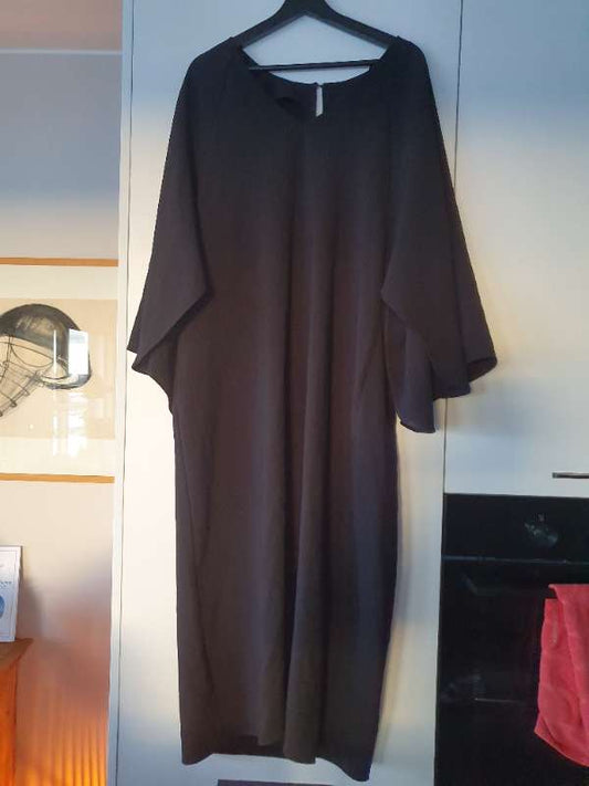 B. Svartur kjóll Lindex