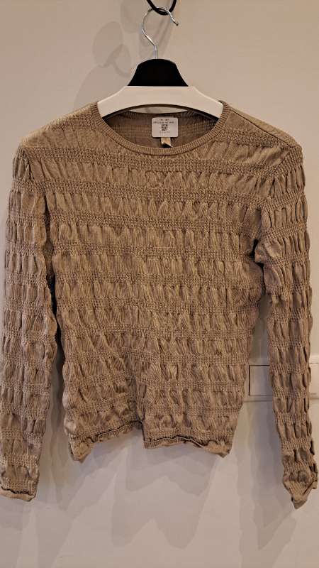 H&M peysa með rykkingum brún