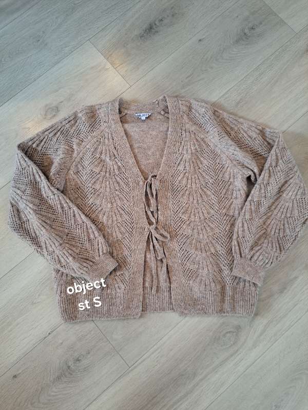 Object peysa opin
