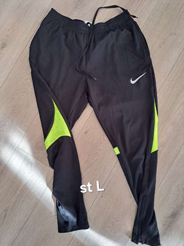 Nike æfingabuxur sv/gular