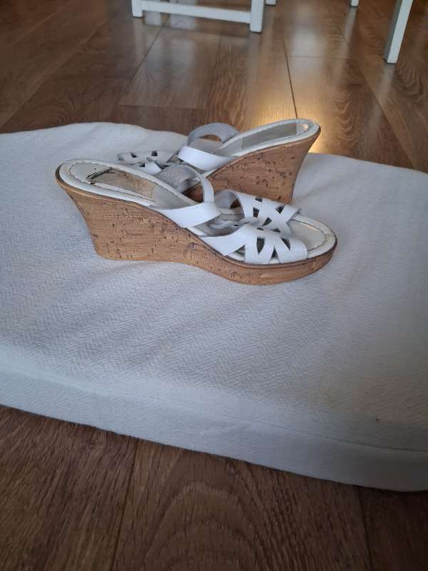 Sandalar með korkhæl