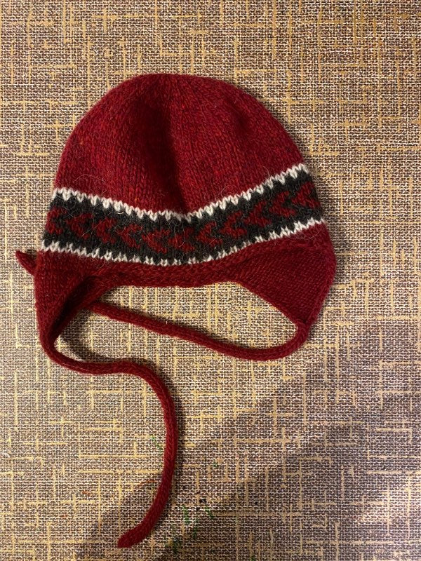 Vínrauð lopa húfa