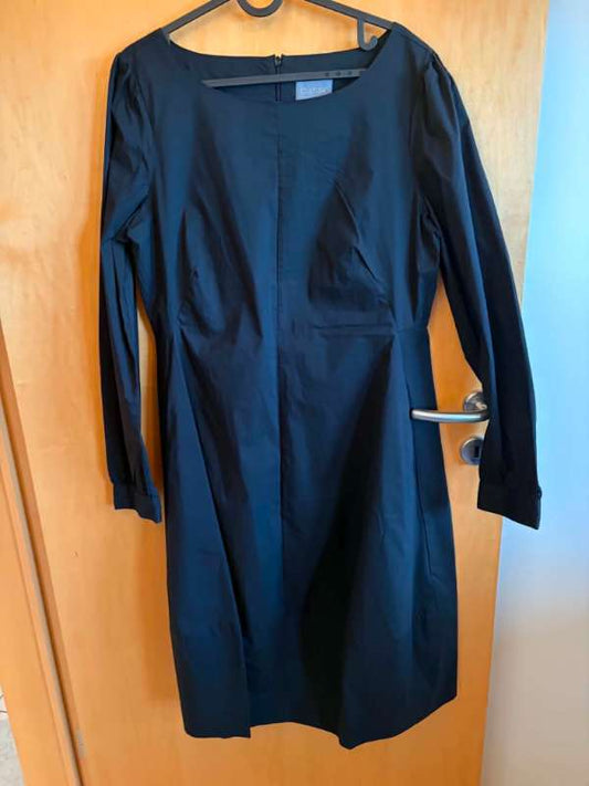 Svartur Kjóll með rennilás í baki