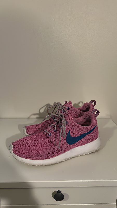 T-bleikir NIKE skór