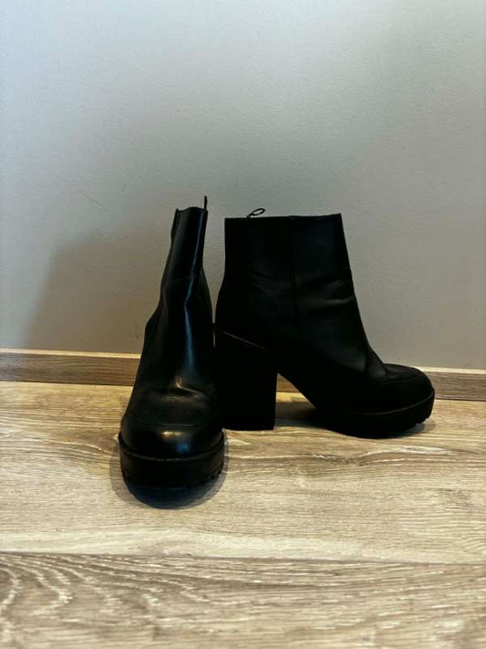 Svört ökklastígvél