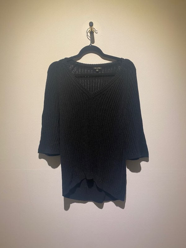 Svört hálferma prjónuð peysa