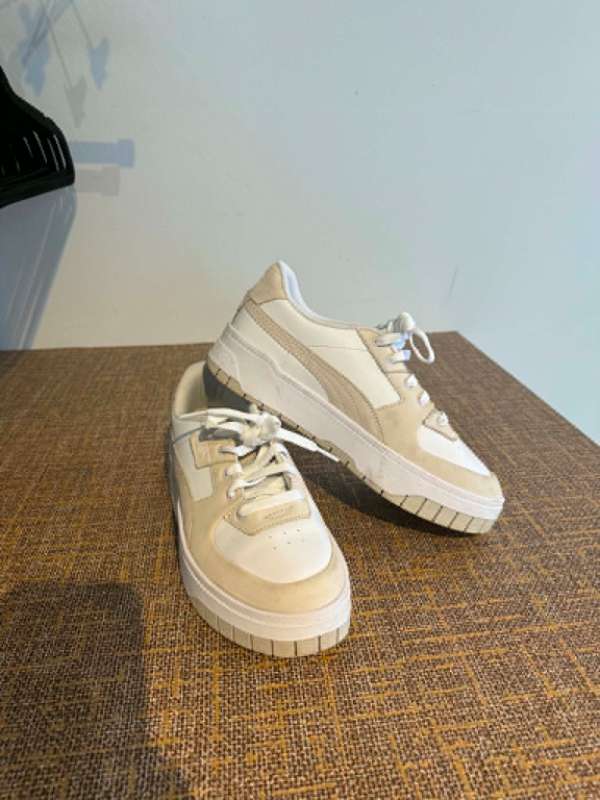Puma beige/hvítir skór