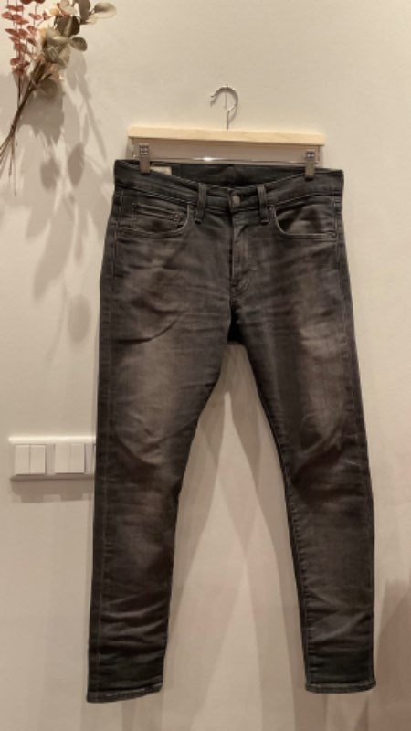 Levis gallabuxur steingráar