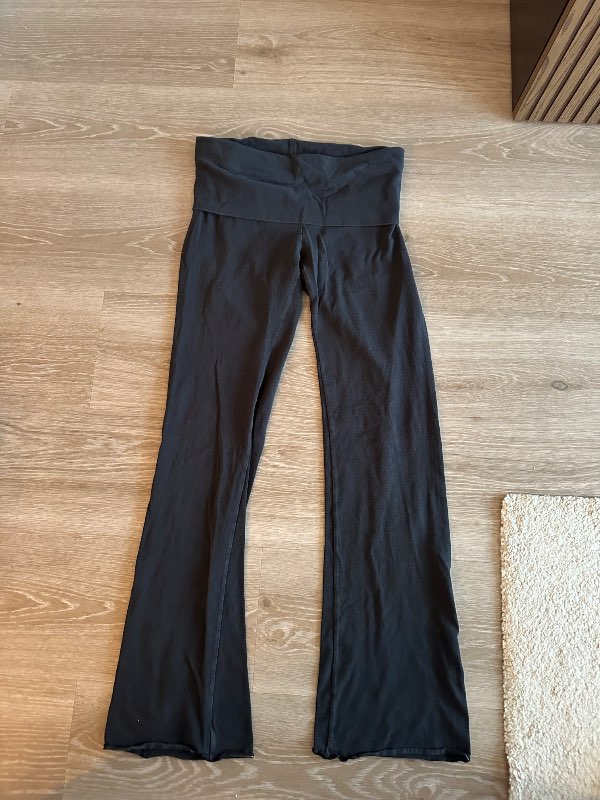 Skims foldover buxur svartar