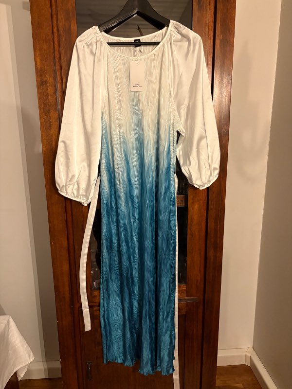 Hvítur og sægræn kjóll