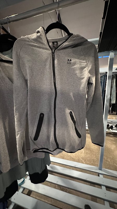 Mfiitness rennd hettupeysa grá
