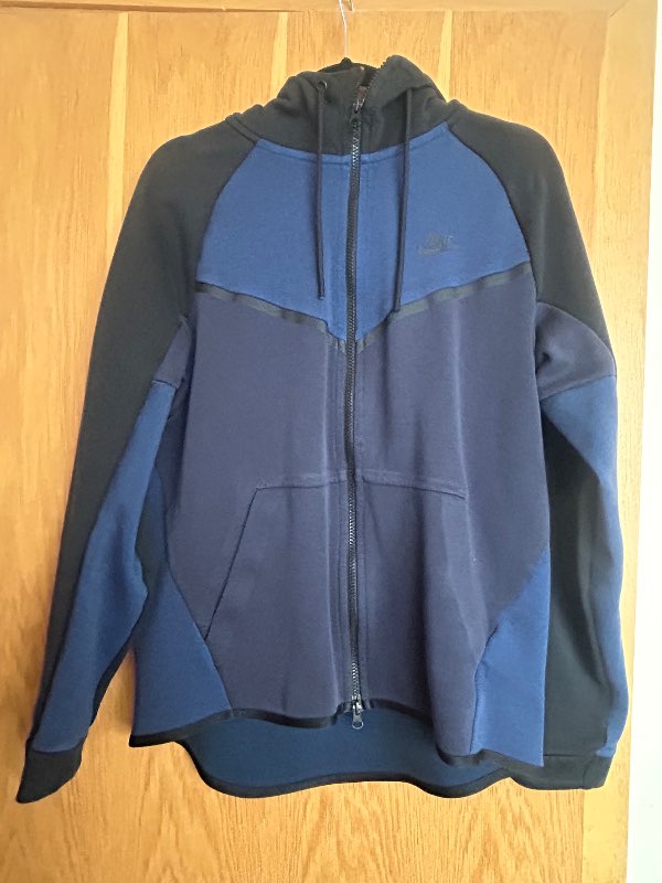 Dökkblá nike peysa rend