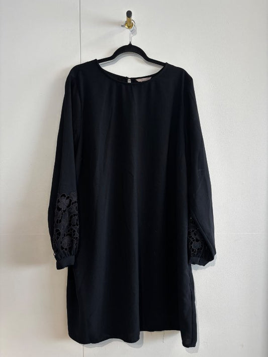 Svartur kjóll með blúndu ermum