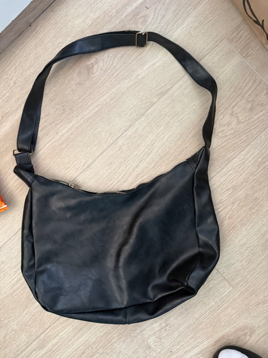 Svört taska