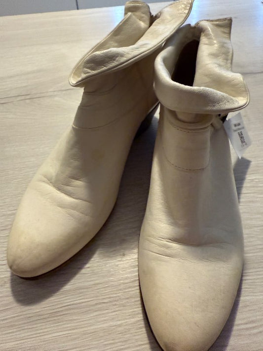 Momo ankle boots, white