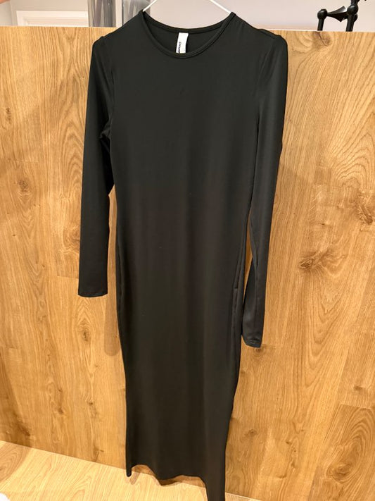 Svartur síður kjóll m/ermum