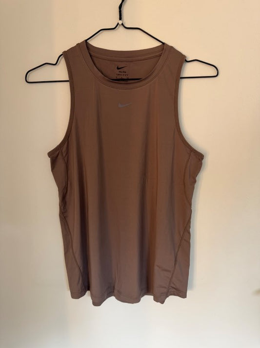 Brúnn Nike bolur