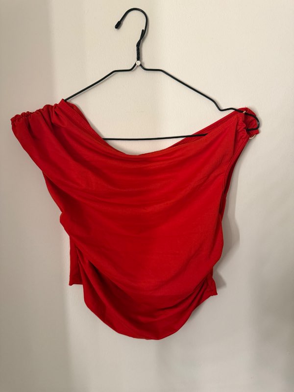 Rauður offshoulder bolur
