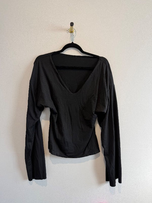 Svartur m viðum ermum