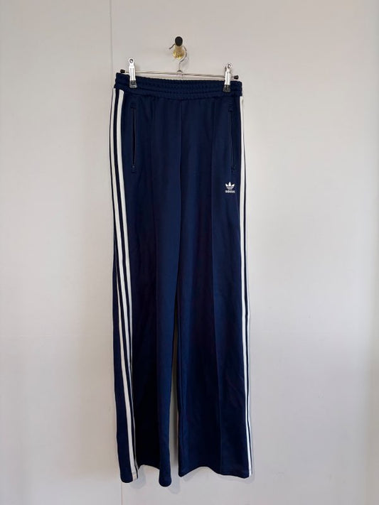 Dökkbláar adidas buxur