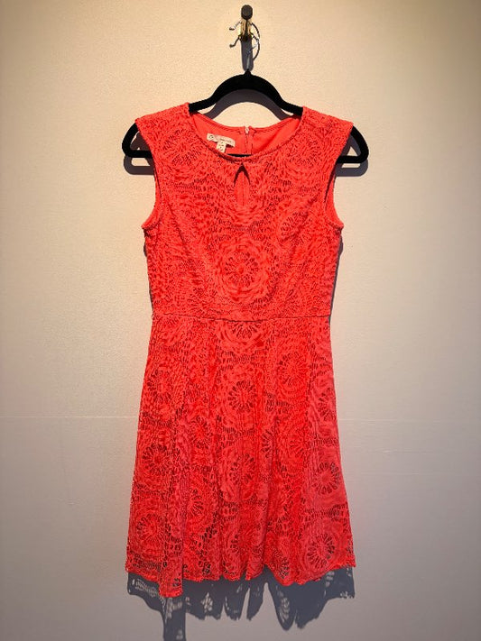 Laxableikur blúndukjóll