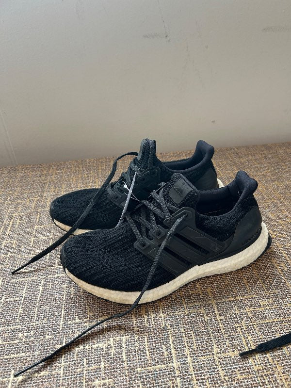Svartir Adidas Ultra Boozt strigaskór*